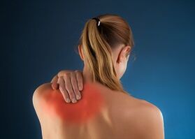 sāpes zem kreisās lāpstiņas aizmugurē